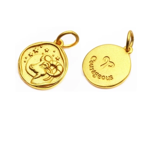 Detalle frontal y posterior del colgante Aries de oro mate con grabado Courageous