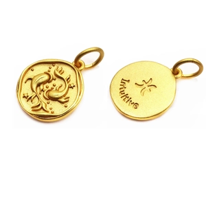 Vista detallada del colgante Piscis bañado en oro con grabado intuitivo y relieve mate