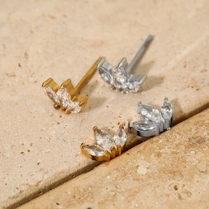 Primer plano de pendientes de circonita con corte marquise en acabado oro y plata