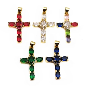 Vue détaillée de pendentifs croix en zircon coloré pour bijoux DIY et colliers artisanaux