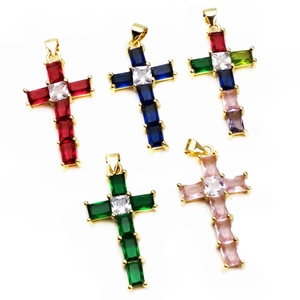 Set di cinque ciondoli a croce dorati con zirconi colorati per la creazione di gioielli fai-da-te