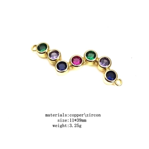 Detalle de conector de corazón con circón arcoíris bañado en oro para hacer joyería DIY