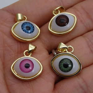 Handgehaltene 3D-Böses-Auge-Anhänger in Blau, Braun, Rosa und Grün mit Vergoldung