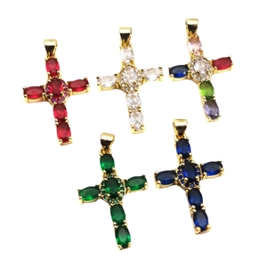 Pendentifs croix en cuivre doré avec zircone ovale sertis en cinq couleurs assorties