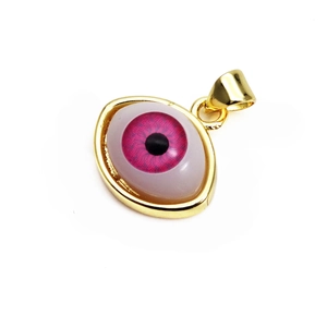 Detaillierte Makroansicht des Evil-Eye-Anhängers mit rosa Iris und goldenem Metallsockel