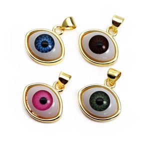 Detailliertes Set aus Evil Eye Anhängern in Blau, Braun, Rosa, Grün mit Goldrahmen