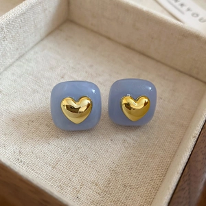 Elegante lavendelfarbene quadratische Glas-Ohrstecker mit goldenem Herz für Damen