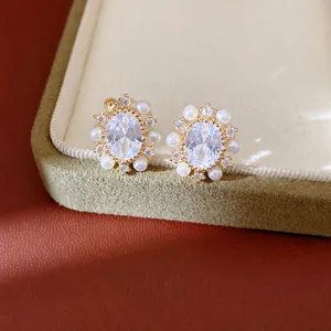 Eleganti orecchini a clip con zircone ovale e perle placcati in oro 14k di lusso