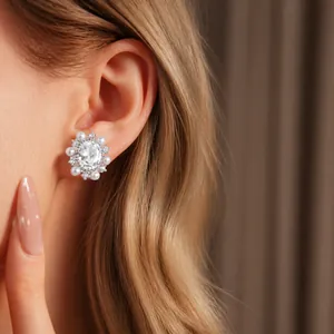 Eleganti orecchini placcati oro 14k con zircone ovale e perla indossati sull'orecchio