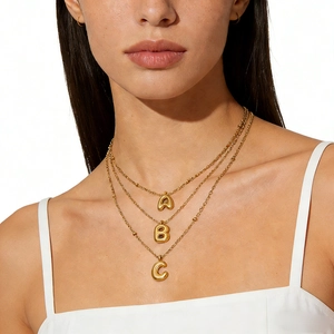 Gelaagde roestvrijstalen ketting met bubble initiaal hangers in de letters A, B, C.