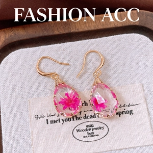 Teardrop resin earrings featuring pink dried flowers and gold hooks for elegant style