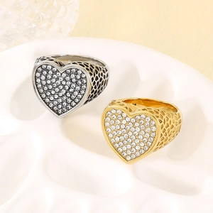 Elegantes anillos anchos en forma de corazón con cristales en oro y plata.
