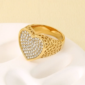 Lujoso anillo de corazón en acero inoxidable con pavé de cristales y oro fino