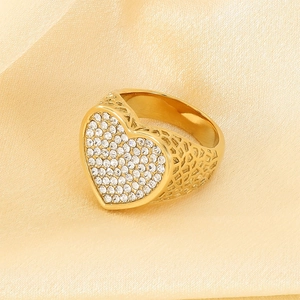 Primer plano de anillo de corazón en acero dorado con brillantes detalles de cristal