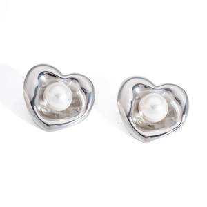 Pendientes elegantes de corazón de acero inoxidable con perlas blancas brillantes centrales.
