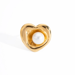 Anillo minimalista en forma de corazón dorado irregular con detalle de perla central