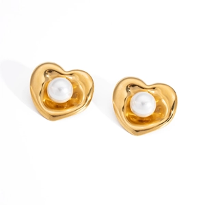 Elegantes pendientes de corazón irregular en acero dorado con una perla blanca central