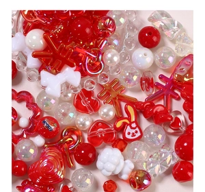 Mix di perline in resina rossa e bianca con ciondoli a cuore per creazione gioielli DIY