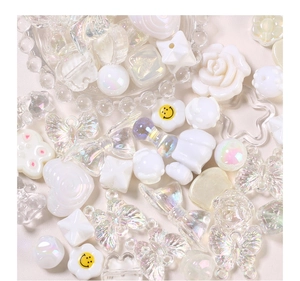 Vista dettagliata di perle in resina bianco perlato a forma di farfalla e fiori DIY