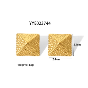 Detailansicht goldener quadratischer Ohrstecker mit Hammerschlag-Struktur und 2,4 cm Maß