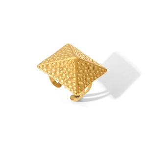 Detailansicht eines goldenen Edelstahlrings mit einem gehämmerten Pyramidendesign.