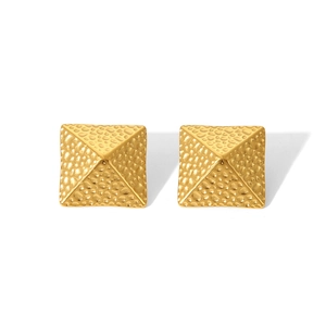 Detailaufnahme der goldenen geometrischen pyramidenförmigen Ohrstecker mit Hammerschlag