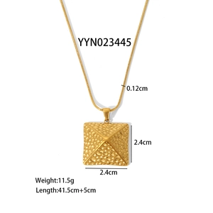 Nahaufnahme einer goldgehämmerten quadratischen Anhängerkette mit 0,12 cm Schlangenkette
