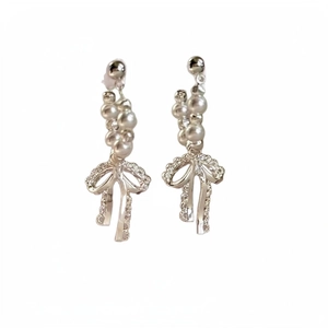 Eleganti orecchini a pendente a fiocco argento con grappoli di perle finte bianche