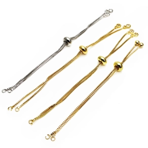 Dettaglio di bracciali a catena box regolabili con chiusura a scorrimento per gioielli