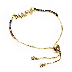 Dettaglio del bracciale MAMA dorato regolabile con pietre in zirconia colorata e chiusura
