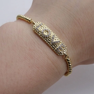 Bracciale regolabile in perline dorate con piastra LOVE micro-pavé e zirconi lucidi