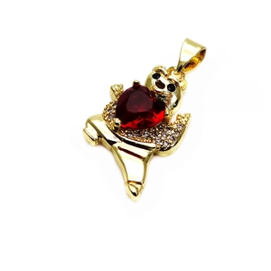 Ciondolo a forma di orsetto dorato con zircone a cuore rosso e micro pavé su sfondo bianco
