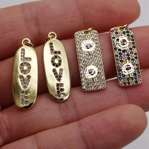 Pendentifs LOVE et rectangulaires dorés avec cristaux de zircone micro-sertis