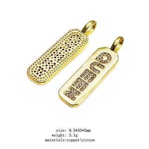 Détails du pendentif QUEEN doré avec zircons sertis et texture au dos de la pièce