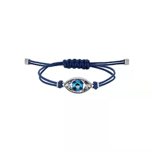 Detailansicht des handgefertigten Evil Eye Armbands mit verstellbarem Kordelzugverschluss