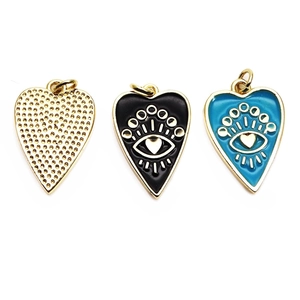 Trois pendentifs cœur œil porte-bonheur en émail coloré avec dos en métal doré brillant
