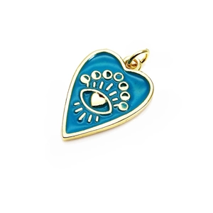 Gros plan du pendentif cœur doré avec émail bleu clair et motif mystique d'œil de démon