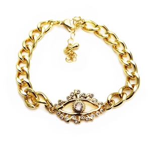 Detailaufnahme eines vergoldeten Evil-Eye-Verbinders mit mikro-pavé Zirkonia-Kristallen