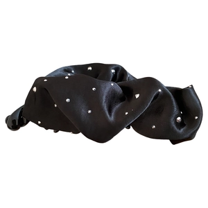 Elegante molletta per capelli in raso nero con strass scintillanti.