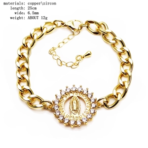 Détail de la médaille de la Vierge Marie ornée de zircons sur une chaîne dorée