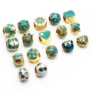 Breloques chat porte-bonheur et cœur dorées avec émail vert pour bracelets DIY