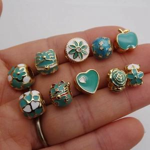 Breloques chat porte-bonheur dorées et cœur émail vert pour bijoux DIY sur main