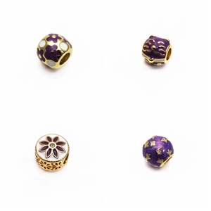 Dettaglio di perline gatto della fortuna in smalto viola e oro per bracciali DIY