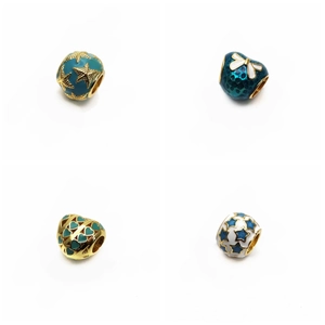 Détails de quatre breloques dorées avec émail motifs étoile de mer et cœur pour bracelets DIY