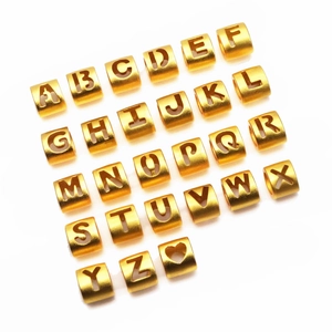 Ensemble de 26 perles alphabet dorées creuses et un charme de cœur pour bracelets DIY