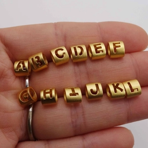 Perles d'espacement 26 lettres anglaises dorées pour bracelets DIY avec alphabet A à L