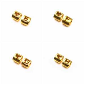 Gros plan de perles alphabet 999 or E F G H et breloques coeur pour bijoux DIY