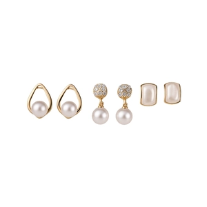 Set di orecchini a perla in oro stile francese con dettagli in strass su bianco