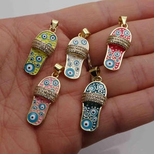 Ciondoli a ciabatta in smalto arcobaleno con malocchio e zirconi placcati oro 14K