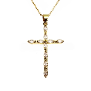 Makroaufnahme Gold-Kreuzanhänger mit Marquise-Zirkonia und feiner goldener O-Gliederkette